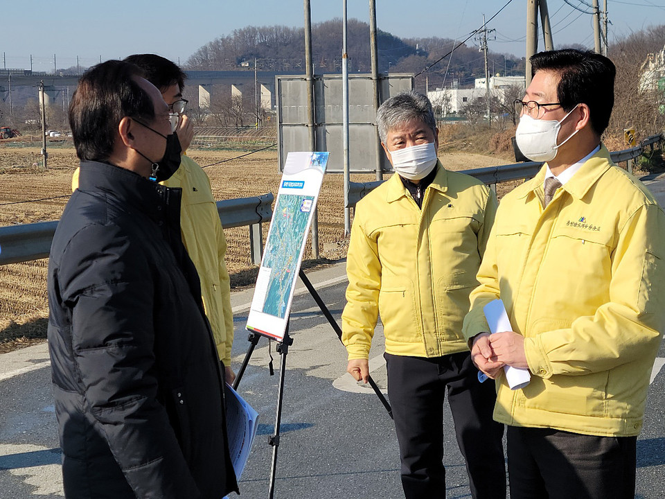 양승조 충남지사는 5일 용정단지 인근 통제초소를 찾아 상황을 점검하고 방역을 독려했다.(사진=충남도청)