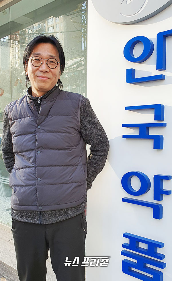 "비인기 종목에서 누가 평생 자기를 태우겠나. 이런 상황에서 안국약품이 도와줘서 고맙다"김상돈 작가. (촬영=이동근 기자)