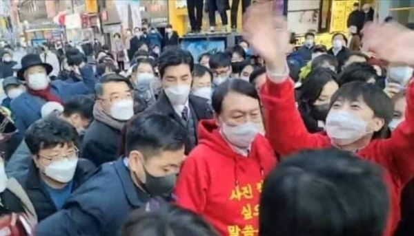 윤석열 후보와 이준석 대표의 서면 유세 모습을 캡처한 장면들이 온라인 커뮤니티나 혹은 SNS 등지에서 확산되고 있는데, 이준석 대표는 웃으면서 손을 흔들고 지지자들과 함께 사진을 찍는 반면 윤석열 후보는 뒤에서 '수행원'처럼 서 있는 모습이 눈에 띈다. 사진=이경 부대변인 페이스북 캡쳐