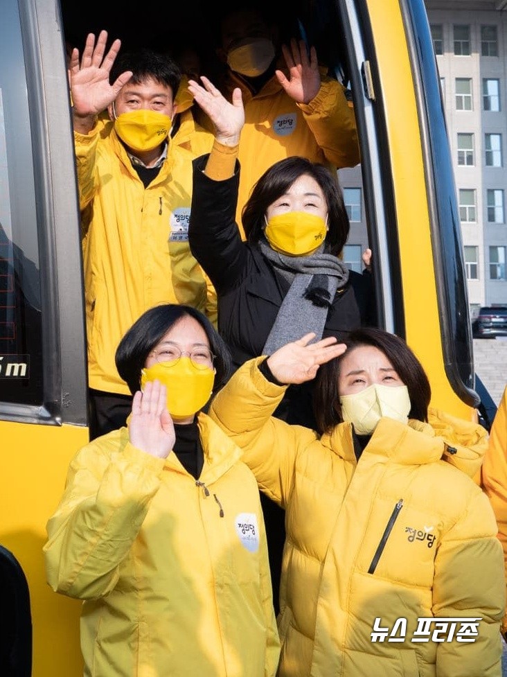 심상정 정의당 대선후보가 7일 국회 본청에서 열린 '심상찮은 버스 6411' 출정식에서 버스에 탑승해 손을 흔들고 있다. (사진=김정현 기자)