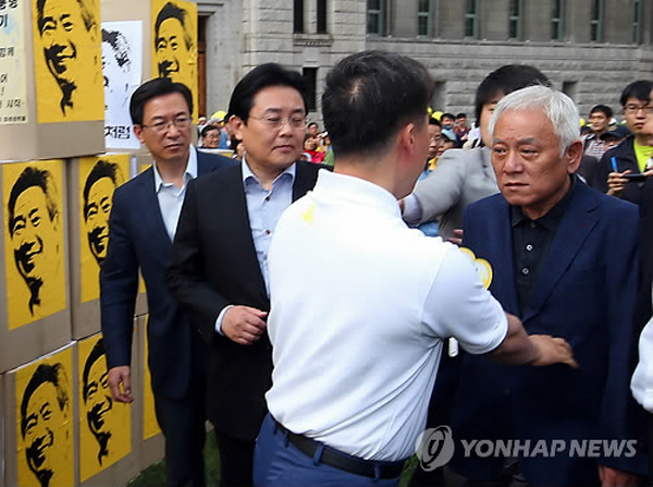 역대급 '당깨기 전문가'로 꼽히는 김한길 전 의원은 과거 노무현 전 대통령을 명백하게 배신한 전력도 있다. 그래서 노무현 전 대통령을 좋아하는 사람들은 그를 극도로 혐오할 수밖에 없다. 지난 2013년 5월 서울시청 광장에서 열린 노무현 전 대통령 추모문화제에 참석했다가, 한 시민으로부터 강한 항의를 받는 김한길 당시 민주당 대표의 모습. 사진=연합뉴스