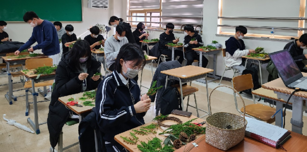 대학수학능력시험이 끝난 보라고등학교 고3 학생들이 크리스마스 리스를 만들고 있다.(사진=용인시)