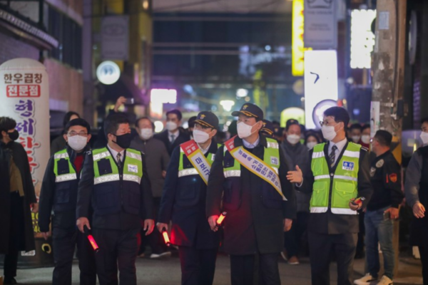 윤석열 국민의힘 대선 후보가 8일 서울 홍익자율방범대원들과 함께 야간 순찰을 동행하며 시민들의 귀가길 안전을 점하고 있다.(사진=국민의힘)