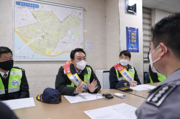 윤석열 대선 후보가 서울 홍익자율방범대원들과 함께 시민안전과 관련해  애로사항을 청취하며 이야기를 나누고 있다.(사진=국민의힘)