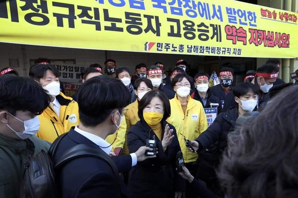 심상정 후보가 포스코 광양제철소 노동자들과 간담회를 마치고 기자회견을 하고 있다.(사진=정의당)