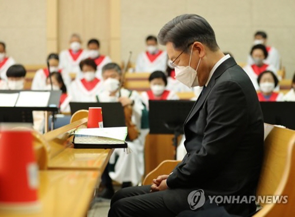 교회를 많이 출석하는 것과 신앙심의 깊이 여부는 무관하다는 것이다. 본인이 실생활에서만 충분히 실천하면 아무 문제가 없다는 점에서다. 이재명 대선후보가 지난달 28일 광주시 남구 양림교회에서 열린 주일 예배에 참석해 기도하는 모습. 사진=연합뉴스