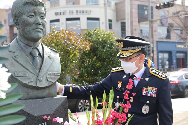 정봉훈 해양경찰청장이 목포시 북항 노을공원 내 故 박경조 경위 흉상을 참배하고 박 경위의 숭고한 희생 정신을 기렸다.