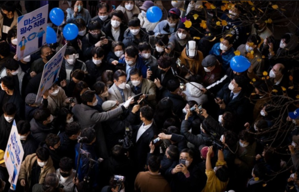 수많은 대중속에 둘러싸인 이재명 민주당 대선후보(사진=민주당)