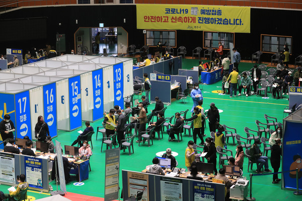 제주시, 붐비는 접종센터