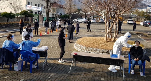 관내 모 중학교에 임시 이동선별진료소를 설치하여 밀접접촉한 학생과 교직원을 대상으로 전수검사를 실시 중이다.    거창군