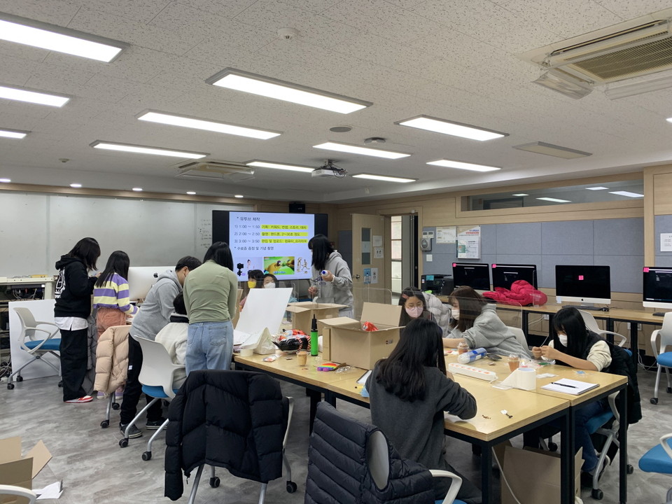 한밭대학교 ‘제6회 한밭 디자인 영재 캠프: 대학생 멘토와 함께하는 도전! 키즈 유튜버!’ 프로그램 진행 모습.(사진=한밭대학교)