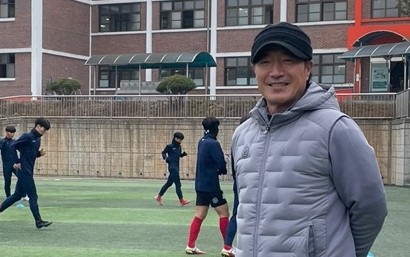 짧은 기간 면단위 고교 축구를 전국단위 우승으로 이끈 신평고 주경철 감독 (사진 : 김병윤)