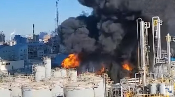 여수국가산업단지 내 입주기업인 이일산업 탱크로리에서 폭발 사고가 발생해 불길과 화염에 휩싸였다.