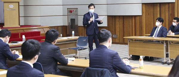 Sh수협은행 김진균 은행장(가운데)이 '2021 수협은행 부지점장 간담회'에 참석, 발언하고 있다. (사진=Sh수협은행)