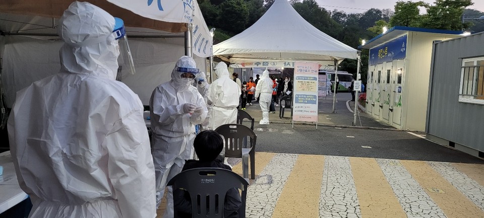 이순신종합운동장 선별진료소에서 확진 판정된 학교 전수검사 진행./ⓒ아산시