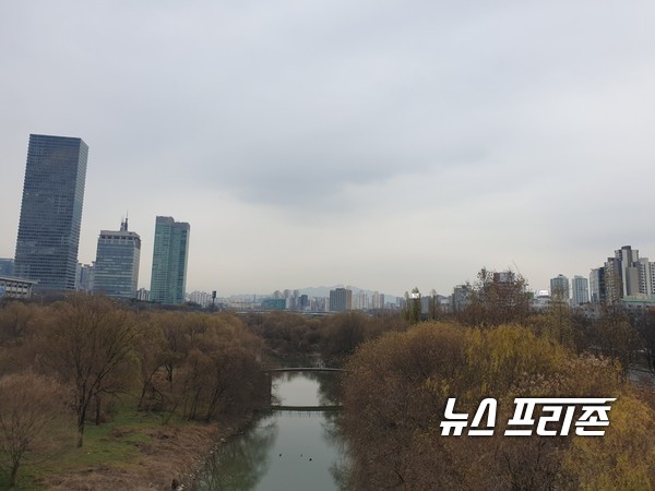 서울 여의도의 찌뿌연 하늘모습