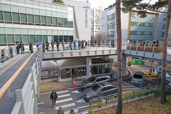 14일 오전 서울 마포구보건소에 마련된 코로나19 선별 진료소를 찾은 시민들이 검사 순서를 기다리고 있다.    중앙방역대책본부에 따르면 이날 0시 기준 신규 확진자 수는 5천567명으로 집계됐다. 위중증 환자는 906명을 기록해 처음으로 900명을 넘어섰으며, 사망자도 94명을 기록해 코로나 발생 이후 최다를 기록했다.