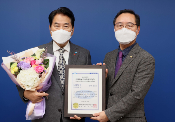 백군기 용인시장은 이기헌 (사)한국공공자치연구원의 대표이사에게 직접 인증서를 전달받았다.