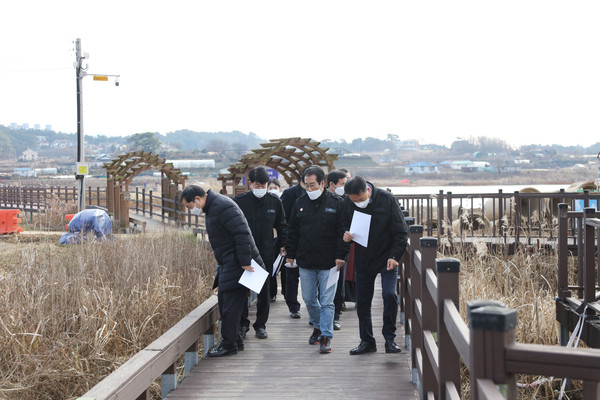 서산시의회 예산결산특별위원회 소속 의원들이 잠홍저수지 데크로드 보수공사현장을 점검하고 있다.(자료=서산시의회)