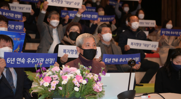 오산시가 2021년 보건복지부 지역복지사업 평가에서 ‘찾아가는 보건복지서비스 제공’ 부문 대상과 복지사각 발굴 등 4개 부문에서 최우수상을 받는 등 13개 부문에서 수상하는 쾌거를 이뤘다.(사진=오산시)