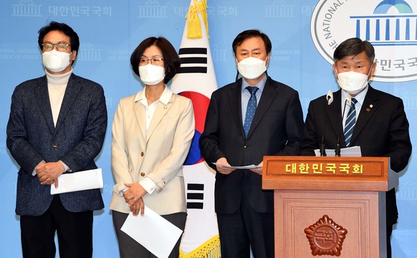 15일 민주당 이  기자회견에서 제시한 김건희씨 허위수상 경력 기재 이력서. 