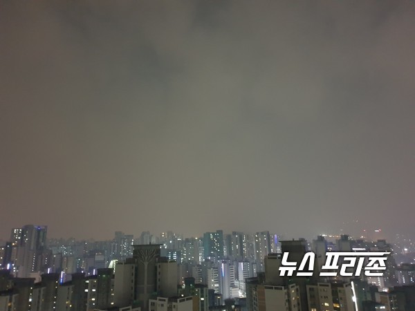서울시의 초미세먼지로 가득한 하늘