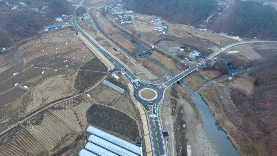 교통사고가 빈번했던 충남 천안시 동남구 광덕면 보산원삼거리 일원 지방도 730m 구간에 대한 선형개량공사가 보상 문제를 딛고 착공 5년 만에 마무리됐다.(사진=충남도청)