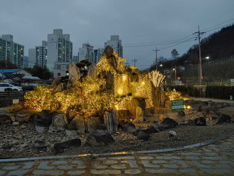 충남 예산군이 연말연시를 맞아 예산읍 소공원과 녹지 일원에 야간 경관조명을 설치해 도심의 밤거리를 밝혔다.(사진=예산군청)