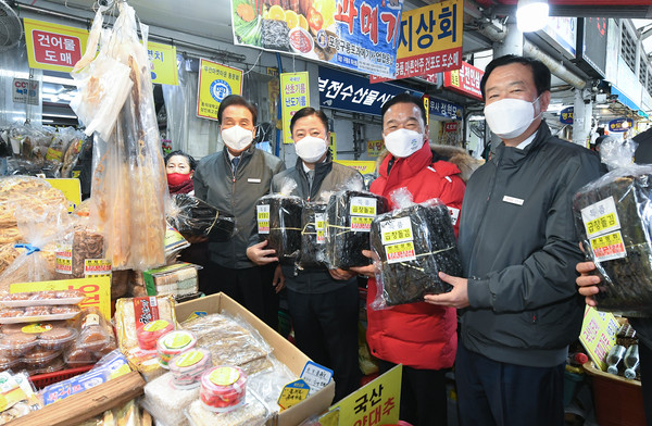 BNK금융이 ‘전통시장 활성화 캠페인’을 실시했다. ⓢBNK금융