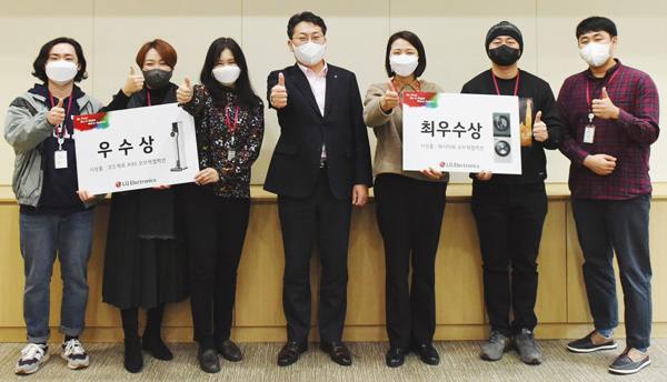 LG전자 지승현 고객품질연구소장(왼쪽에서 네 번째)과 수상자 6명이 기념촬영을 하고 있다.(사진=LG전자)