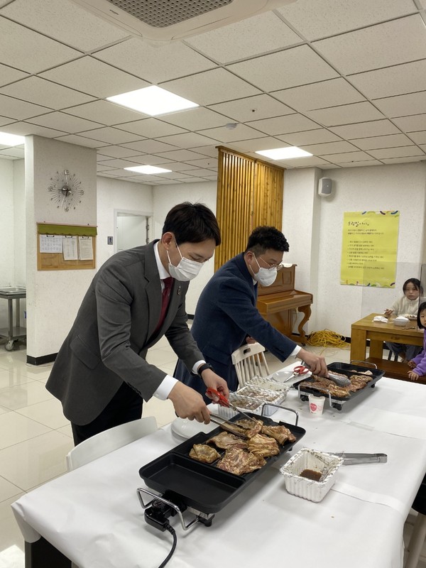 김재방 서울강남청년회의소 회장이 강남드림빌 보육원 아이들에게 양념갈비를 직접 구워주고 있다.