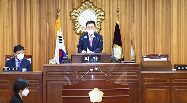 박창수 목포시의회 의장이 제370회 목포시의회 정례회를 진행하고 있다.