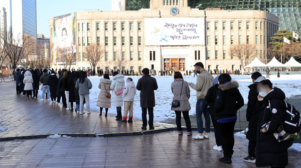19일 서울시청 앞 광장에 마련된 신종 코로나바이러스 감염증(코로나19) 임시 선별검사소에서 시민들이 줄을 서고 있다[=연합뉴스]