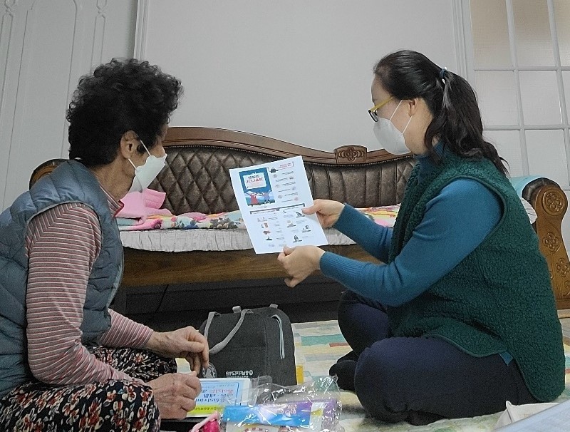 충남 보령시는 동절기를 맞아 한파로 인한 한랭질환 예방관리를 위해 관내 취약계층을 중심으로 방문 건강관리를 실시하고 있다.(사진=보령시청)