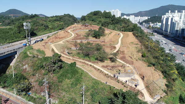 ‘훼손지 생태계 복원사업이 완료된 중동 성호2-2차 아파트 서측 성황근린공원