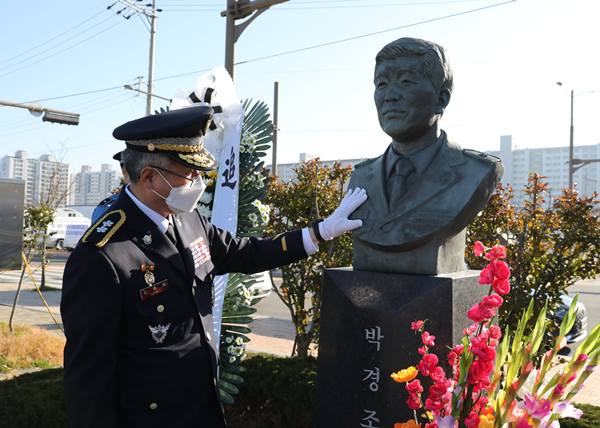 김종욱 서해해경청장이 목포 북항 노을공원 故 박경조 경위를 추모하며, 흉상을 어루만지고 있다.