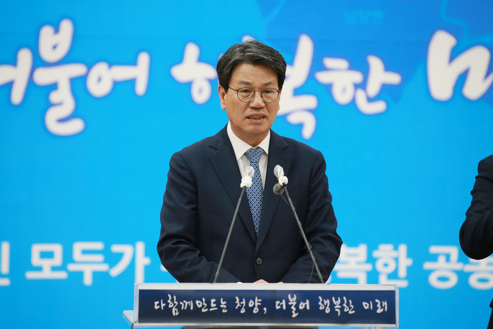 김돈곤 충남 청양군수가 2021년 주요 군정 성과로 공모사업 유치에 따른 대규모 예산 확보, 청양군보건의료원 확충을 통한 군민 건강증진, 인구·일자리 증가를 위한 신규 일반산단 조성 착수 등을 꼽았다.(사진=청양군청)